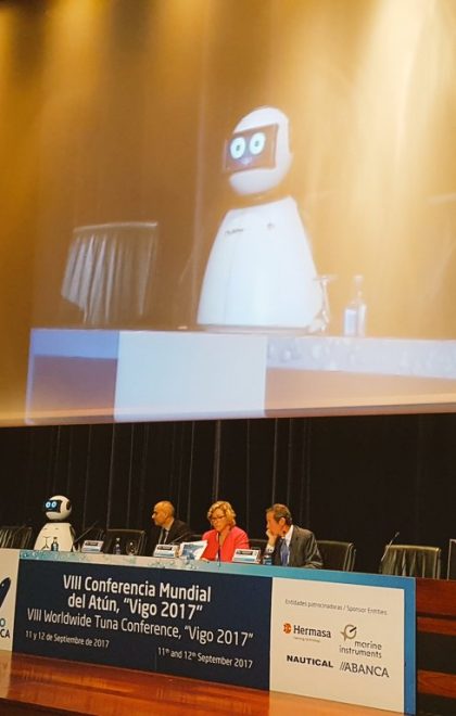 dumy robot hablando en la conferencia mundial del atun vigo anfaco